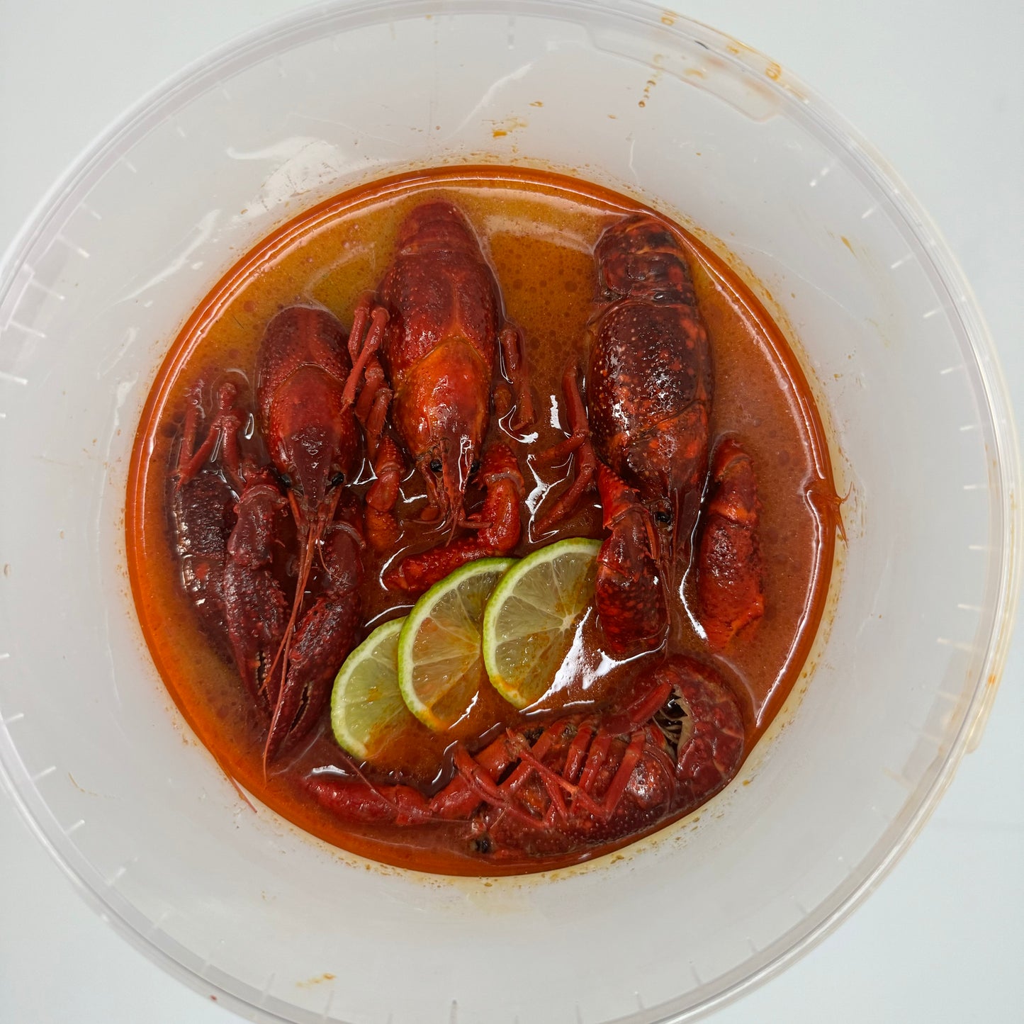 Raki_De-Flusskrebse in scharfer Tom-Yum-Sose – inspiriert von Thai-Küche. Frisch gekocht aus NL, mit Soße vakuumverpackt und deutschlandweit geliefert. rakide.de und rakide.com- TomYum Eimer