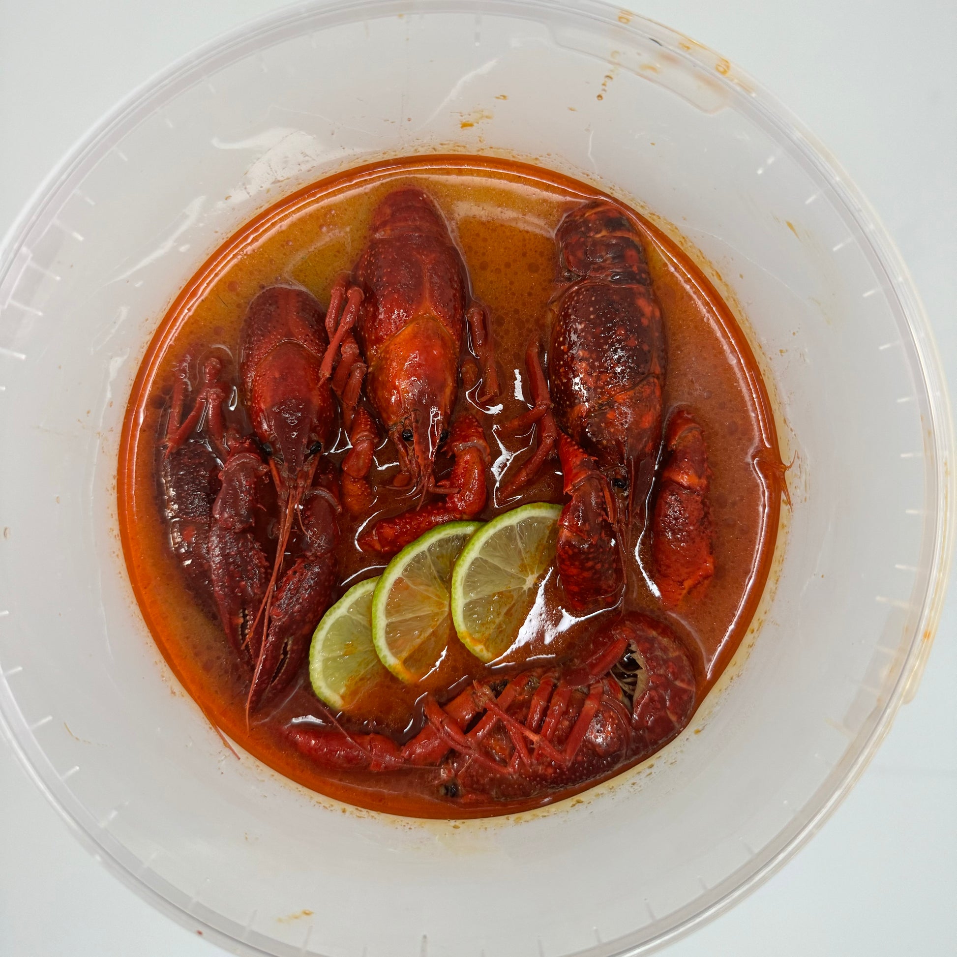Raki_De-Flusskrebse in scharfer Tom-Yum-Sose – inspiriert von Thai-Küche. Frisch gekocht aus NL, mit Soße vakuumverpackt und deutschlandweit geliefert. rakide.de und rakide.com- TomYum Eimer