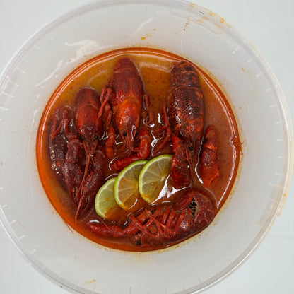 Raki_De-Flusskrebse in scharfer Tom-Yum-Sose – inspiriert von Thai-Küche. Frisch gekocht aus NL, mit Soße vakuumverpackt und deutschlandweit geliefert. rakide.de und rakide.com- TomYum Eimer